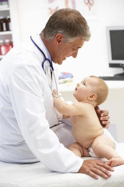 Pediatra con bambino — Foto Stock