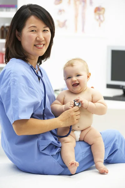 Pediatra com bebê — Fotografia de Stock