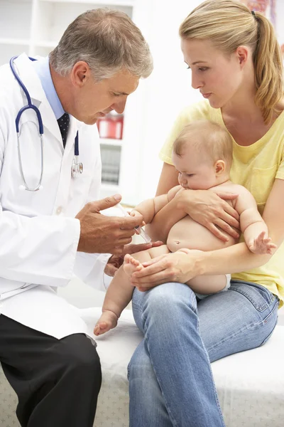 Pediatr s dítětem — Stock fotografie