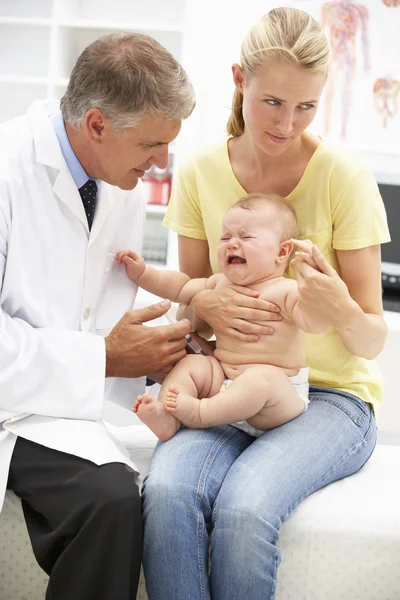 Kinderarzt mit Baby — Stockfoto