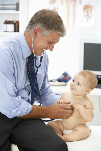 Pediatra z dzieckiem — Zdjęcie stockowe