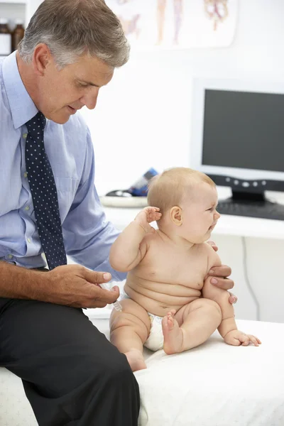 Pediatra con bebé — Foto de Stock