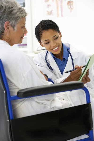 Arts met vrouwelijke patiënt — Stockfoto