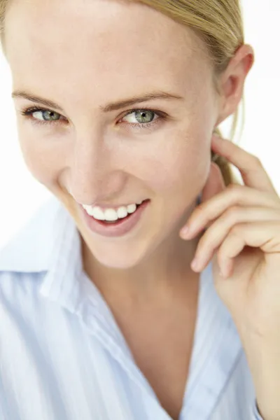 Attraktive junge Frau lächelt — Stockfoto