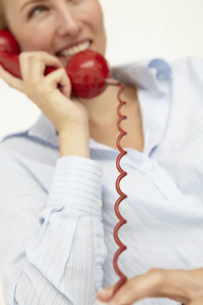 Woman talking on telephone — Stock Photo, Image