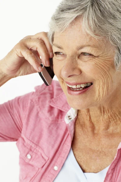 Senior vrouw praten over telefoon — Stockfoto