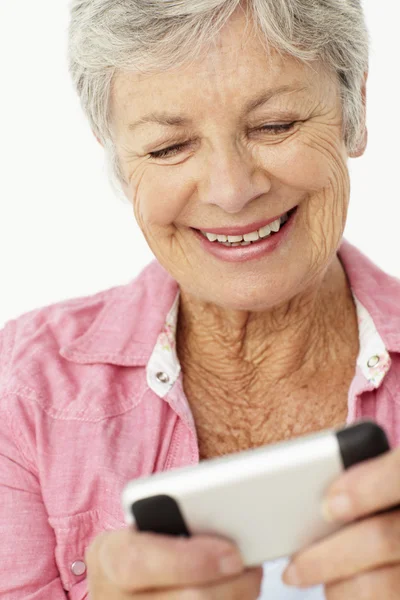 Ηλικιωμένη γυναίκα που χρησιμοποιεί κινητό τηλέφωνο — Φωτογραφία Αρχείου