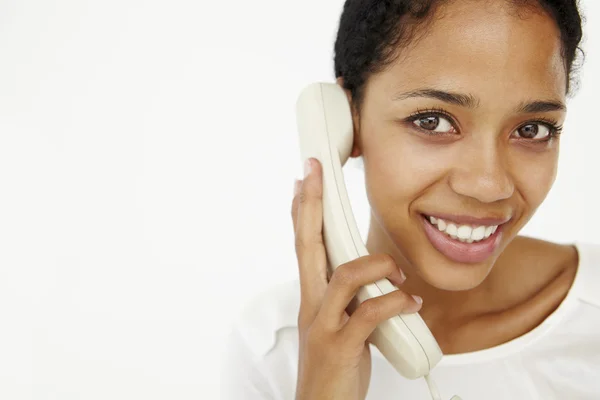 전화 통화를 하는 여자 — 스톡 사진