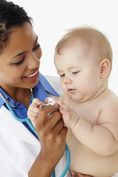 Kinderarzt mit Baby — Stockfoto