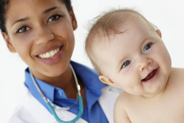 Pediatra com bebê — Fotografia de Stock