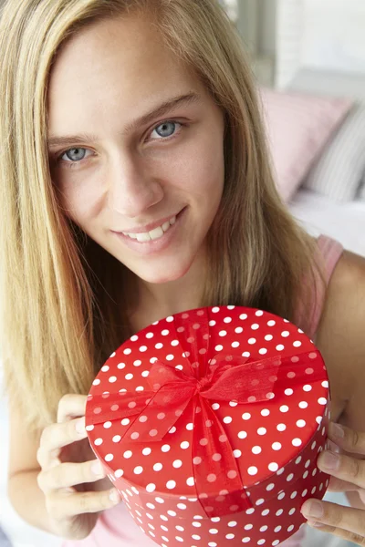 Teenage girl holding gift box — Stock Photo, Image