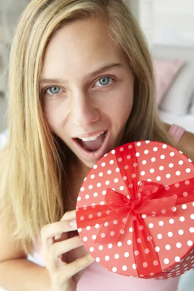 Tonårig flicka håller presentförpackning — Stockfoto