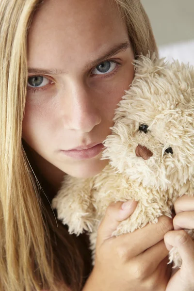 Несчастная девочка-подросток с пухлой игрушкой — стоковое фото