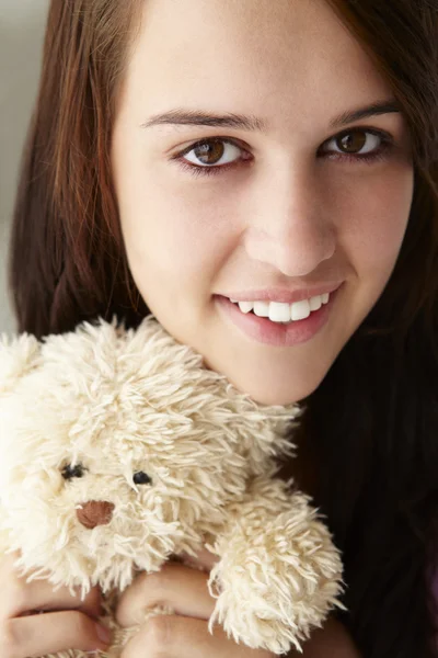 Close up adolescente chica con peluche juguete — Foto de Stock