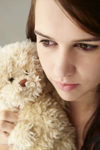 Close up tiener meisje met knuffelig speelgoed — Stockfoto