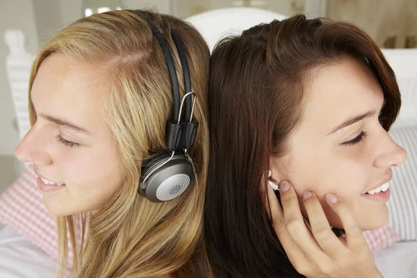 Teenage girls listening to music — Stock Photo, Image