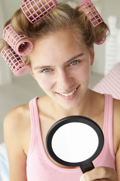 Menina adolescente com cabelo em encrespadores — Fotografia de Stock