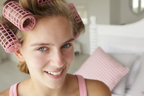 Menina adolescente com cabelo em encrespadores — Fotografia de Stock