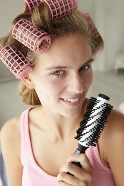 Nastolatka z włosami w lokówkach — Zdjęcie stockowe