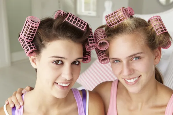 Nastoletnie dziewczyny z włosami w papilotach — Zdjęcie stockowe