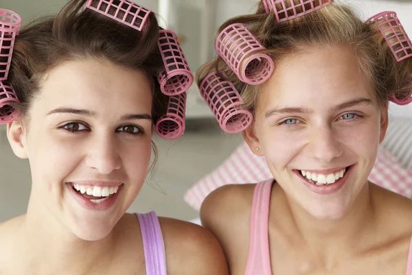Meninas adolescentes com cabelo em encrespadores — Fotografia de Stock