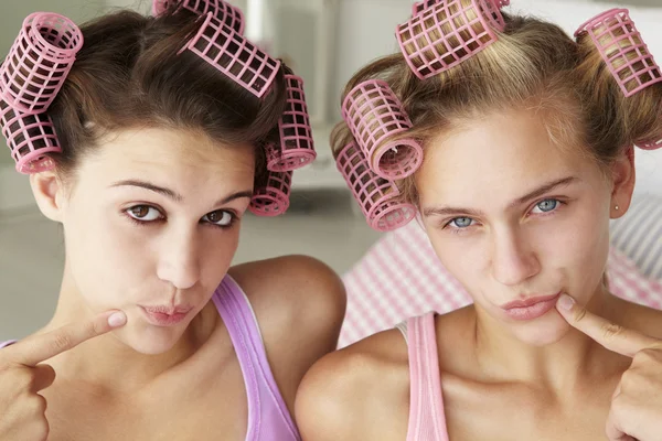 Tizenéves lányok haj hajcsavarók — Stock Fotó