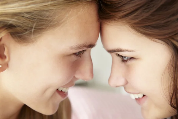 Close up portrait of teenage girls in profile — Stock Photo, Image