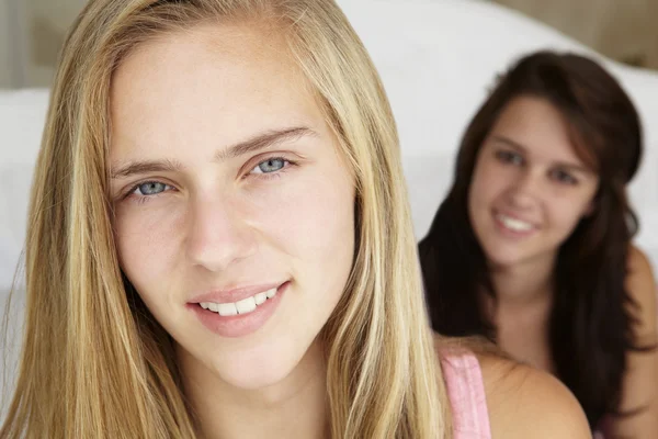 Kop en schouders portret van tienermeisjes — Stockfoto