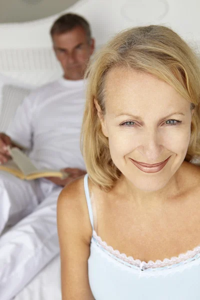Среднего возраста пара в спальне — стоковое фото