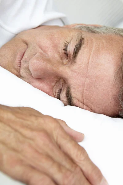 Голова и плечи мужчины среднего возраста спят — стоковое фото