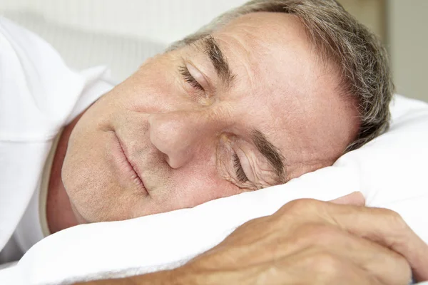 Κεφάλι και τους ώμους μέσα ηλικία άνθρωπος κοιμάται — Φωτογραφία Αρχείου