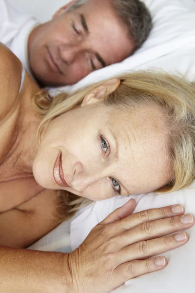 Couple d'âge moyen dans le lit femme réveillée — Photo