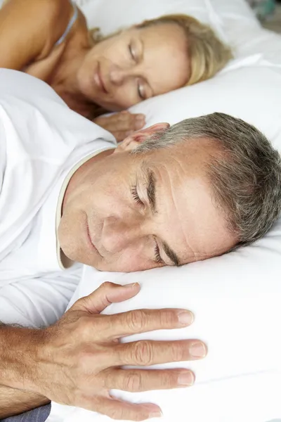 Testa e spalle coppia di mezza età dormire — Foto Stock