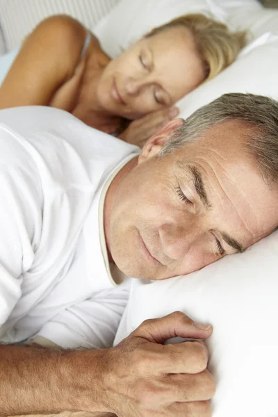 Testa e spalle coppia di mezza età dormire — Foto Stock