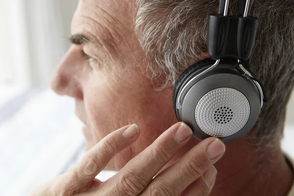 Közepes korú ember fejhallgató viselése — Stock Fotó