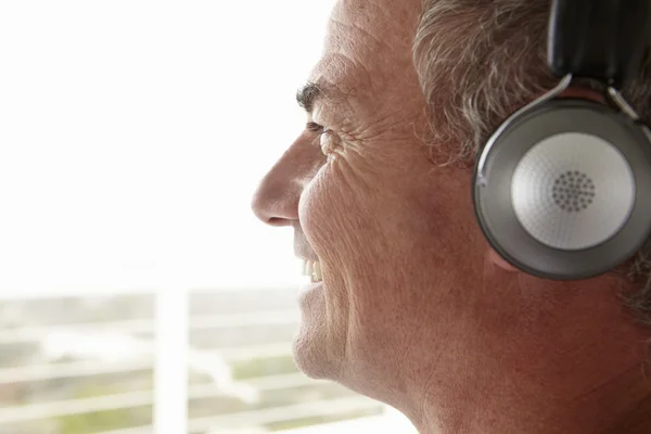Mitten av ålder man bär hörlurar — Stockfoto