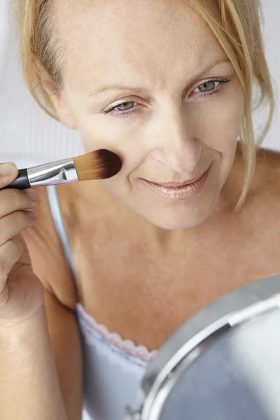 Közepes korú nő üzembe make-up — Stock Fotó
