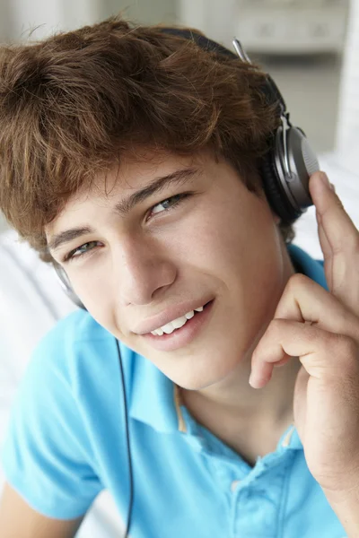 Adolescente niño usando auriculares — Foto de Stock