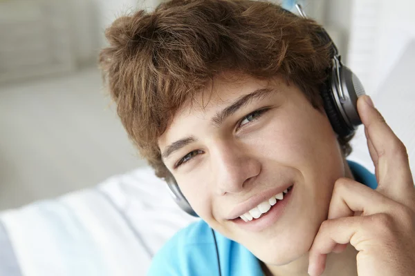 Adolescente niño usando auriculares — Foto de Stock