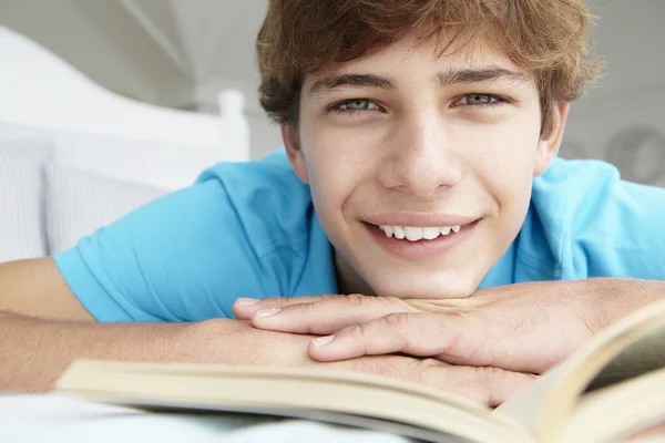 十几岁的男孩读一本书 — 图库照片