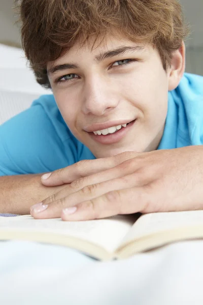 Ragazzo adolescente che legge un libro — Foto Stock