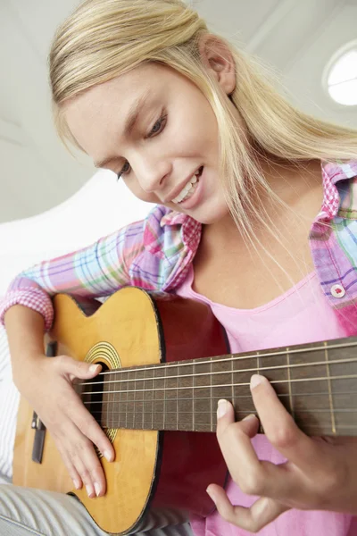 10 代の少女は、アコースティック ギターを弾く — ストック写真