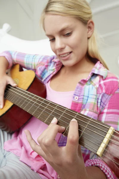 Adolescente menina tocando guitarra acústica — Fotografia de Stock
