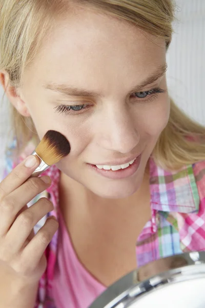 Menina adolescente colocando em make-up — Fotografia de Stock