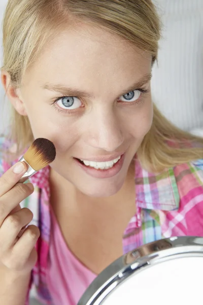 Tienermeisje zetten op make-up — Stockfoto