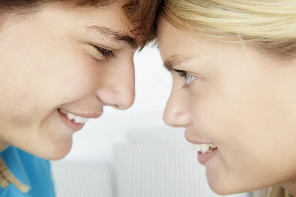 Teenage jongen en meisje close-up profiel — Stockfoto
