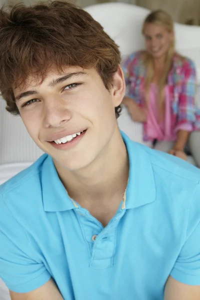 Tizenéves fiú és lány hálószoba — Stock Fotó