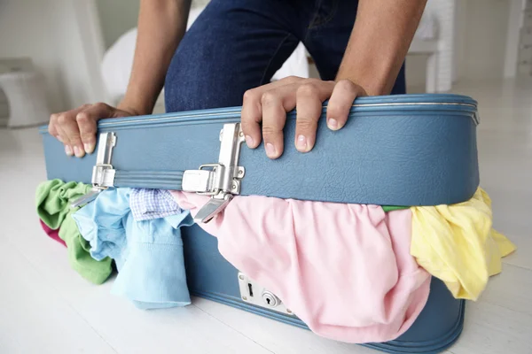Tonårspojke som kämpar för att stänga resväskan — Stockfoto