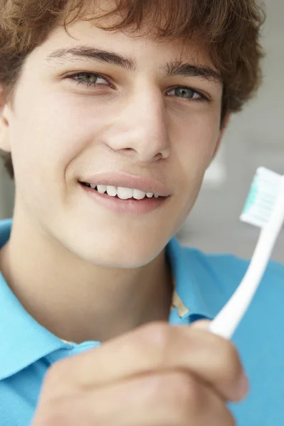 Мальчик-подросток с зубной щеткой — стоковое фото