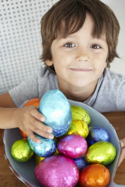 Ребенок с пасхальными яйцами — стоковое фото